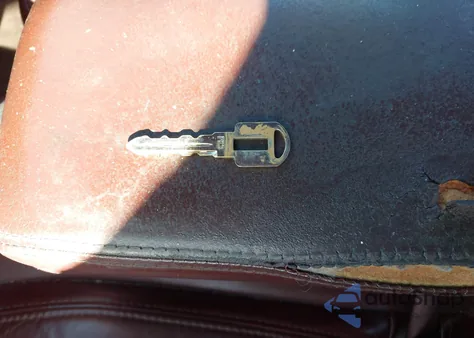 1998 Buick Park Avenue из США, поврежденный, VIN 1G4CW52K8W4602536